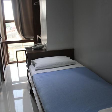 West Makati Hotel Makati City Bagian luar foto