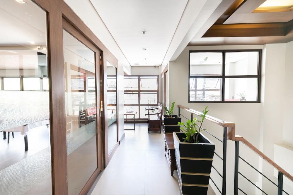 West Makati Hotel Makati City Bagian luar foto