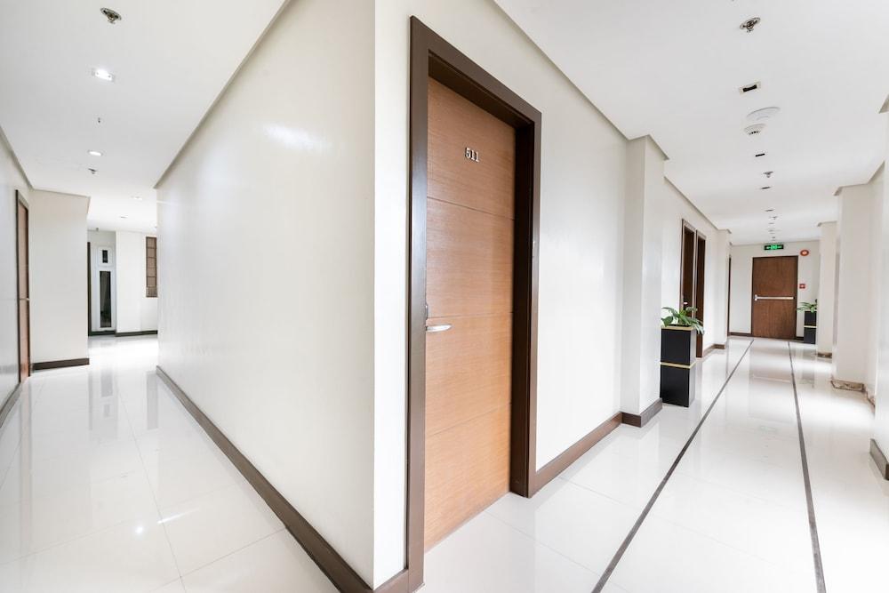 West Makati Hotel Makati City Bagian luar foto