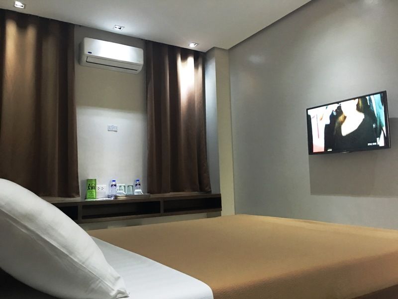 West Makati Hotel Makati City Bagian luar foto