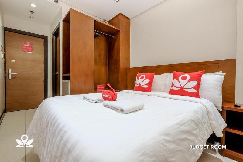 West Makati Hotel Makati City Bagian luar foto