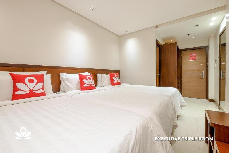 West Makati Hotel Makati City Bagian luar foto