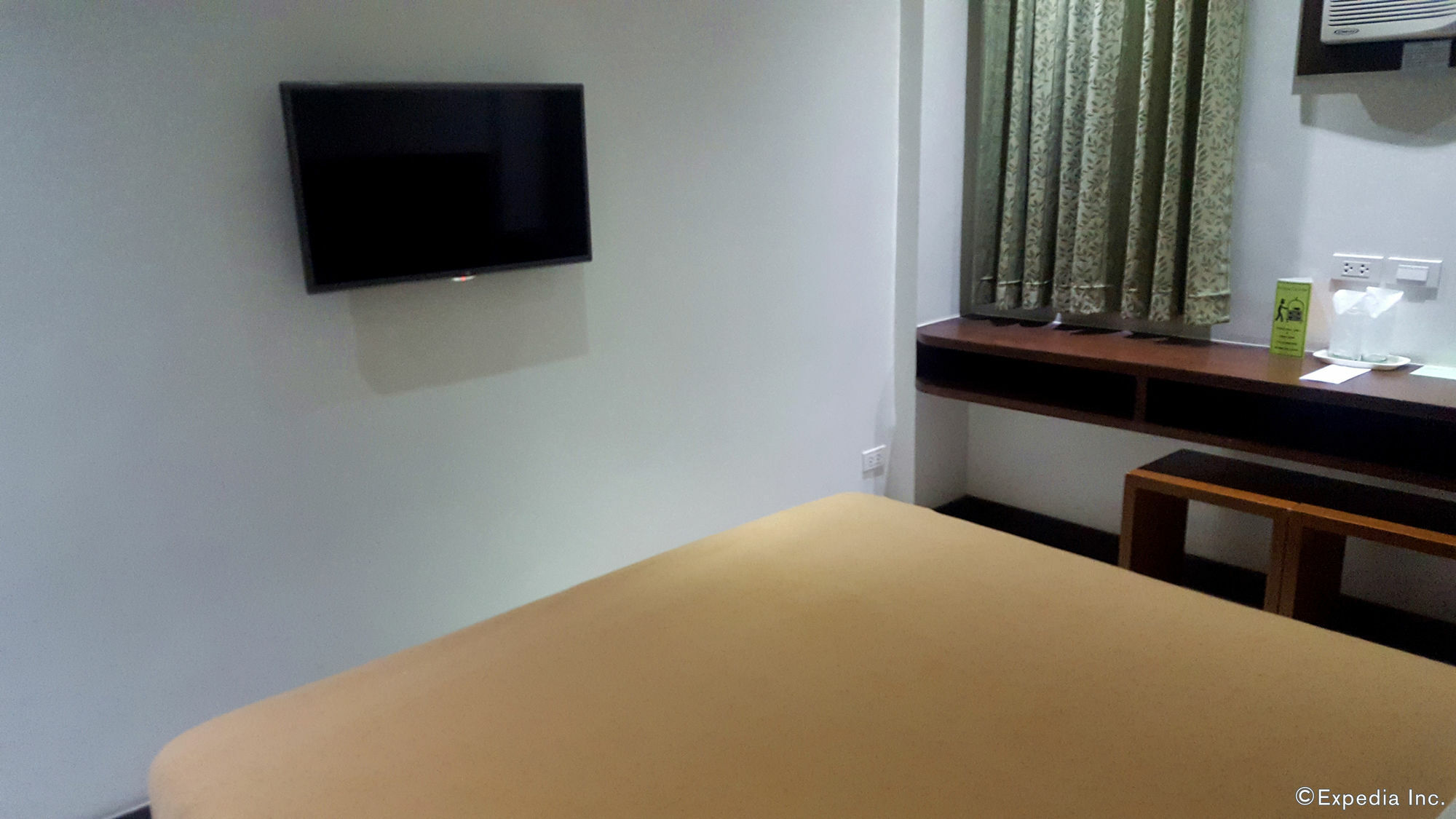 West Makati Hotel Makati City Bagian luar foto