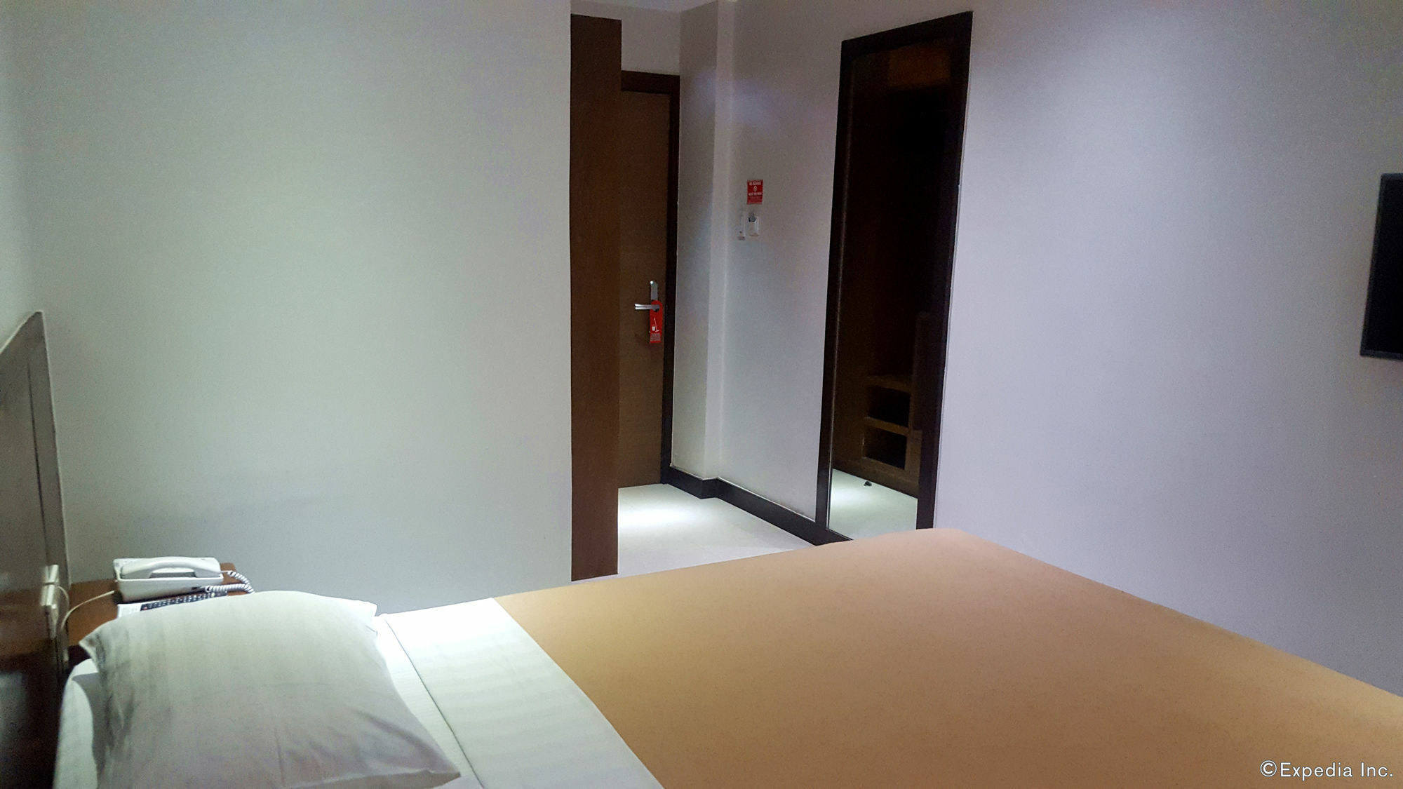 West Makati Hotel Makati City Bagian luar foto