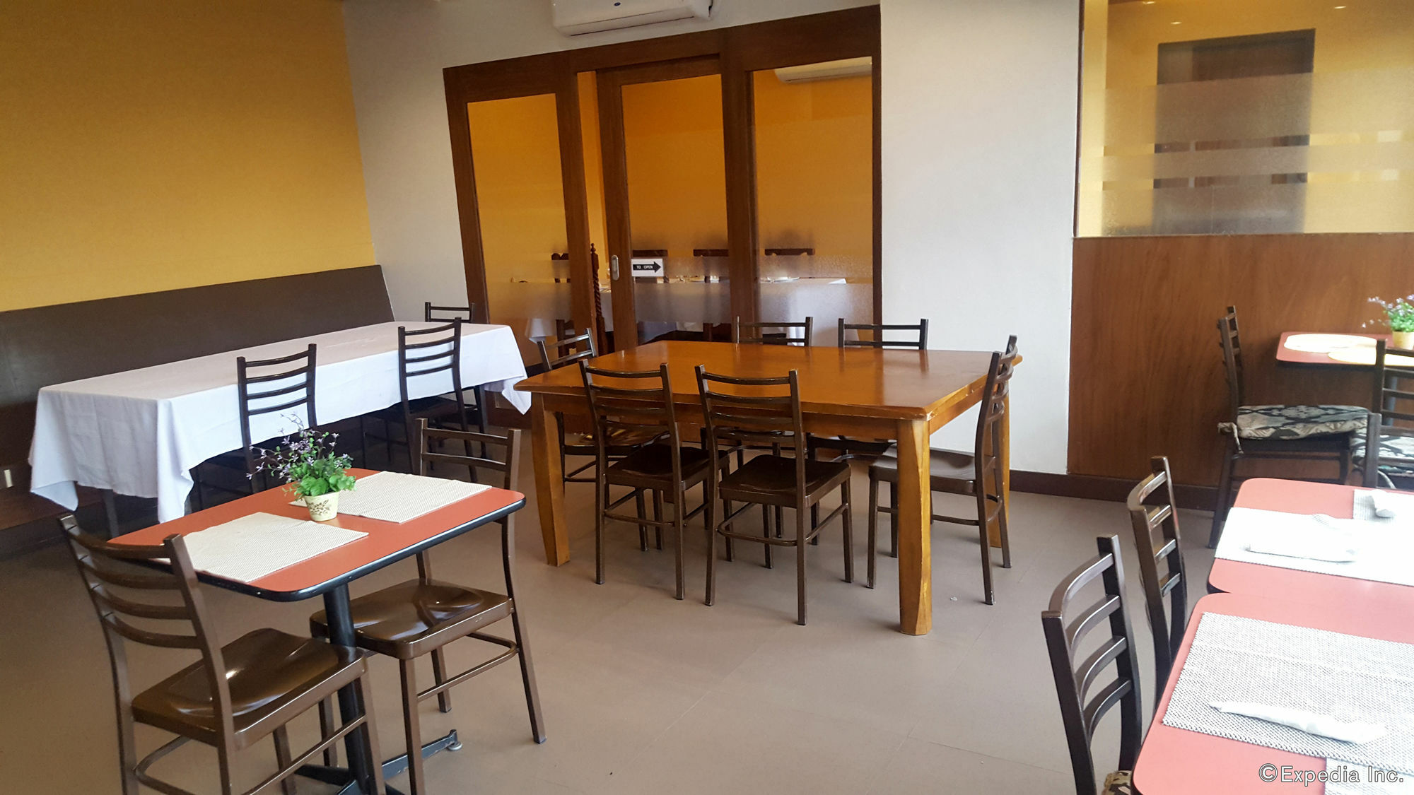West Makati Hotel Makati City Bagian luar foto