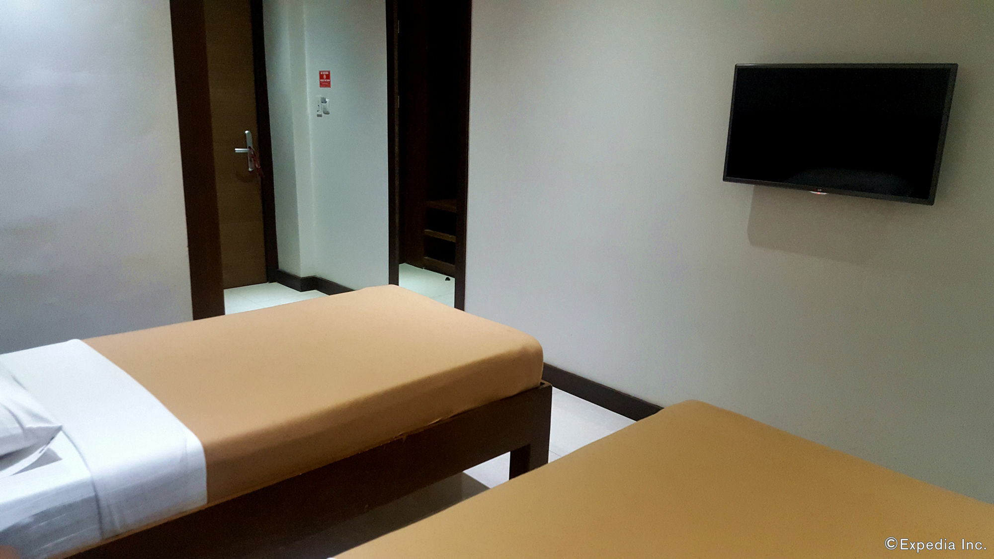 West Makati Hotel Makati City Bagian luar foto